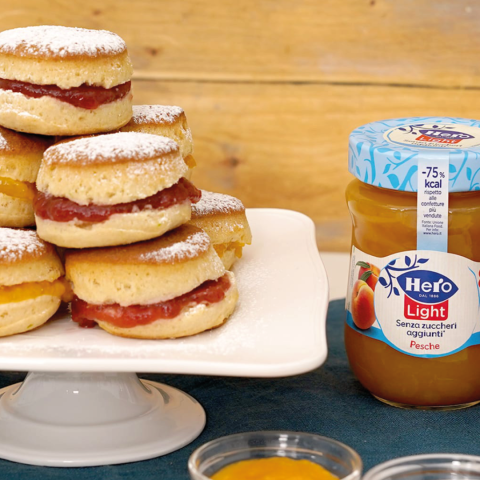 Scones Light con confettura Hero Light alla Fragola e alla Pesca